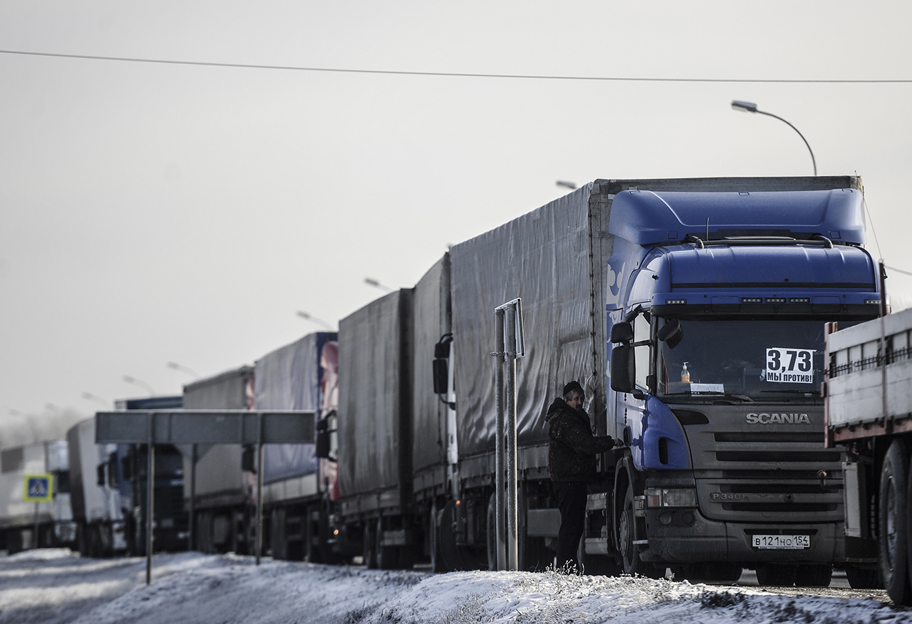 NOVOSIBIRSK, RUSSIA. NOVEMBER 11, 2015. Long-distance truck drivers protest against the introduction of a kilometer charging system for the vehicles over 12 tonnes on the Irtysh R254 federal highway. Yevgeny Kurskov/TASS
