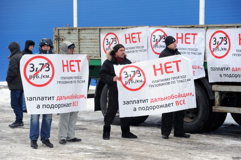 Long-distance truckers are continuing to protest against the “Platon” road-transport levy