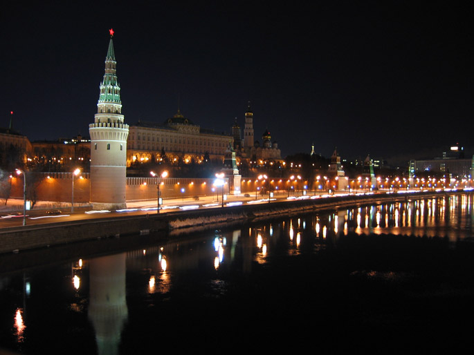 Kremlin_towers_Vodovzvodnaya_night